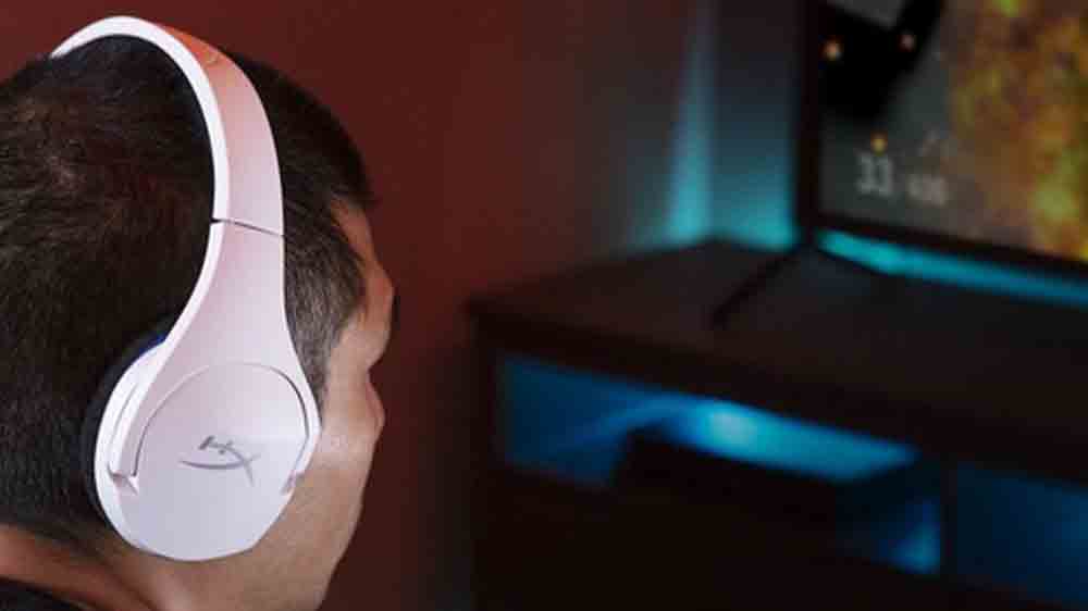 Muž s herními sluchátky HyperX Cloud Stinger Core Wireless_02