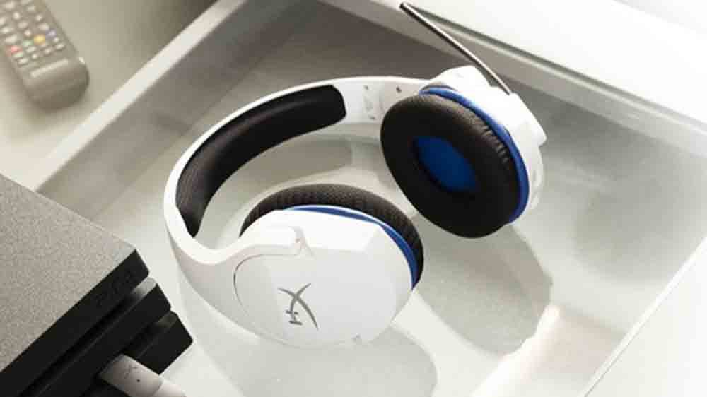 Herní sluchátka HyperX Cloud Stinger Core Wireless položená na stole vedle počítače_03