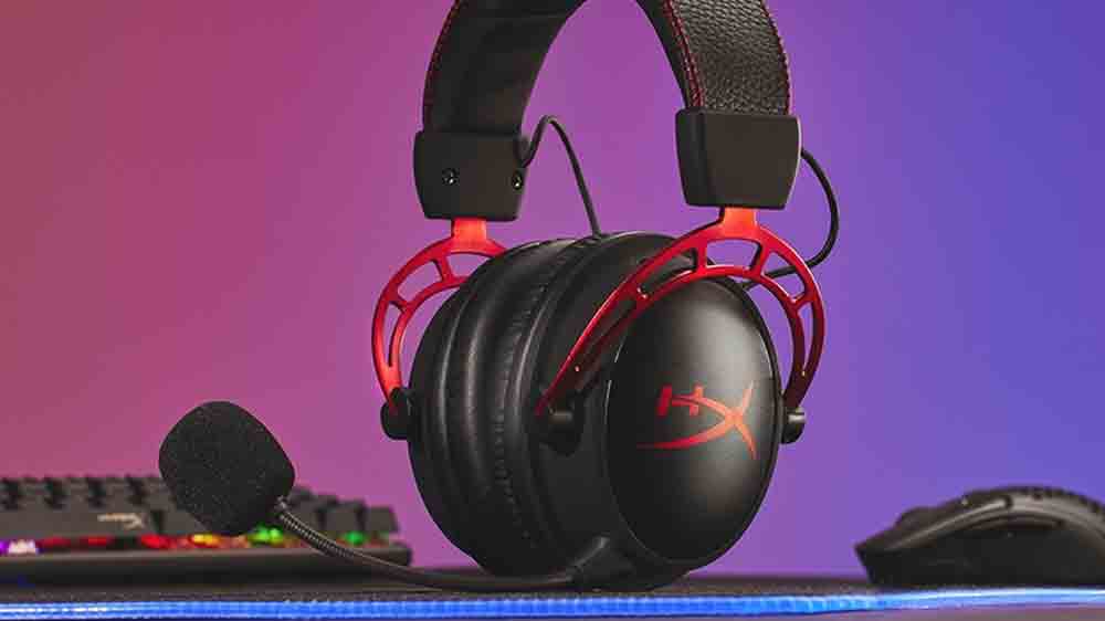 Herní sluchátka HyperX Cloud Alpha Wireless Black-Red na stole vedle klávesnice_02