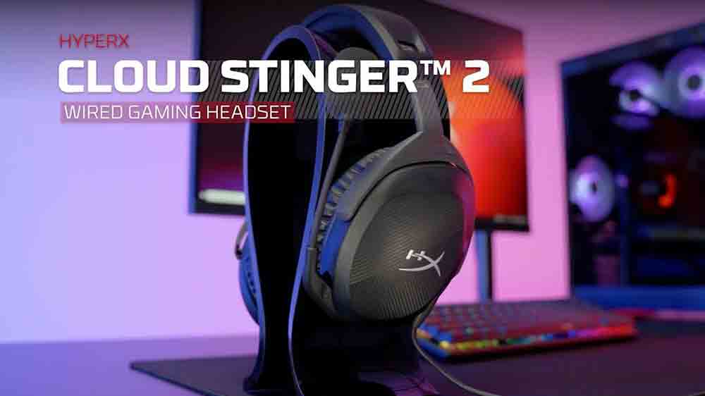 Herní sluchátka HyperX Cloud Stinger 2 na stole vedle herní sestavy_03