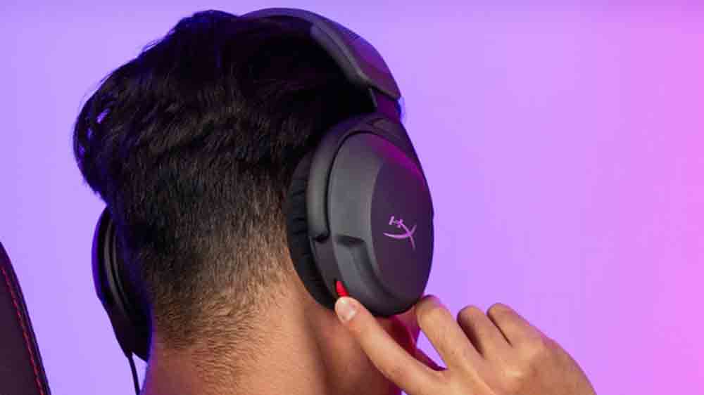 Muž nastavuje hlasitost na sluchátkách HyperX Cloud Stinger 2 Core_02