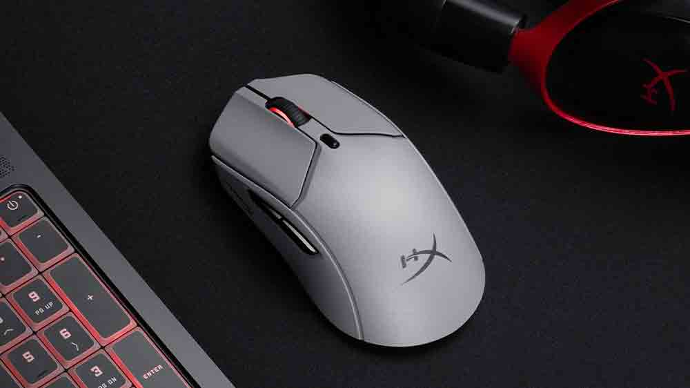 Herní bezdrátová myš HyperX Pulsefire Haste 2 Pro, Gray na podložce vedle notebooku_02