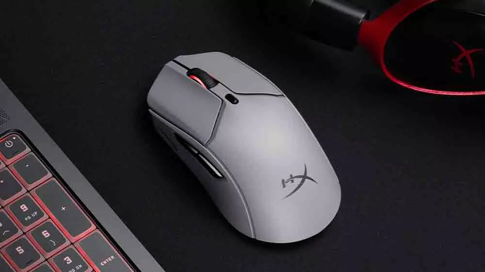 Herná bezdrôtová myš HyperX Pulsefire Haste 2 Pro, Gray na podložke vedľa notebooku_02