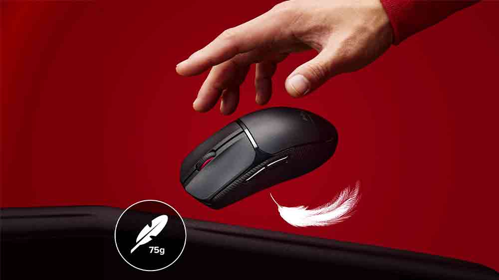 Herní bezdrátová myš HyperX Pulsefire Fuse Wireless znázorněná s rukou a pírkem_02