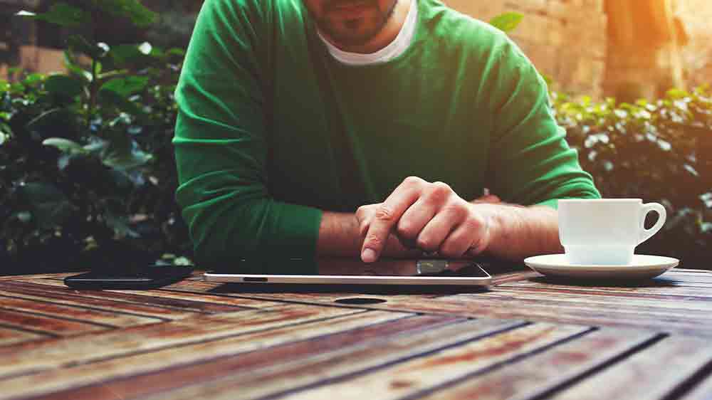 Muž pracuj&iacute;c&iacute; na tabletu_02