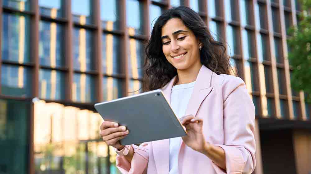 Žena na ulici s tabletem_04