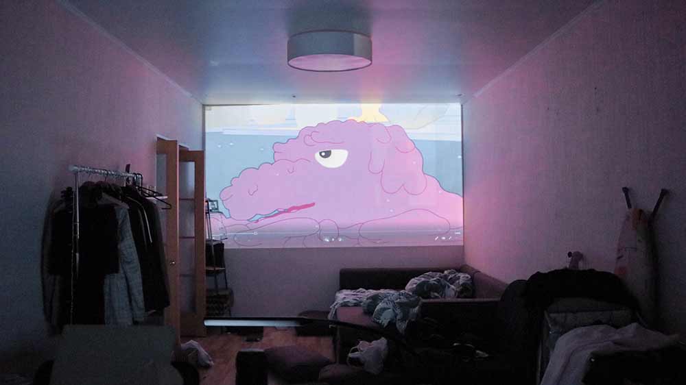 Pokoj s oblečením a projekcí na zdi_02