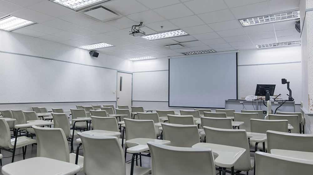 Učebna s projektorem na stropě_03