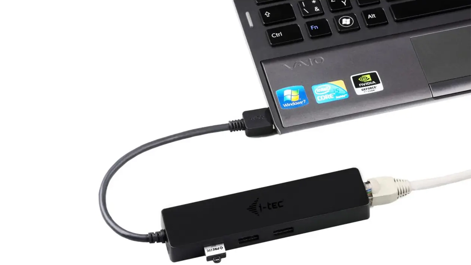 USB rozbočovač i-tec USB-A Slim 3 Port pripojený k notebooku a ethernetovému káblu