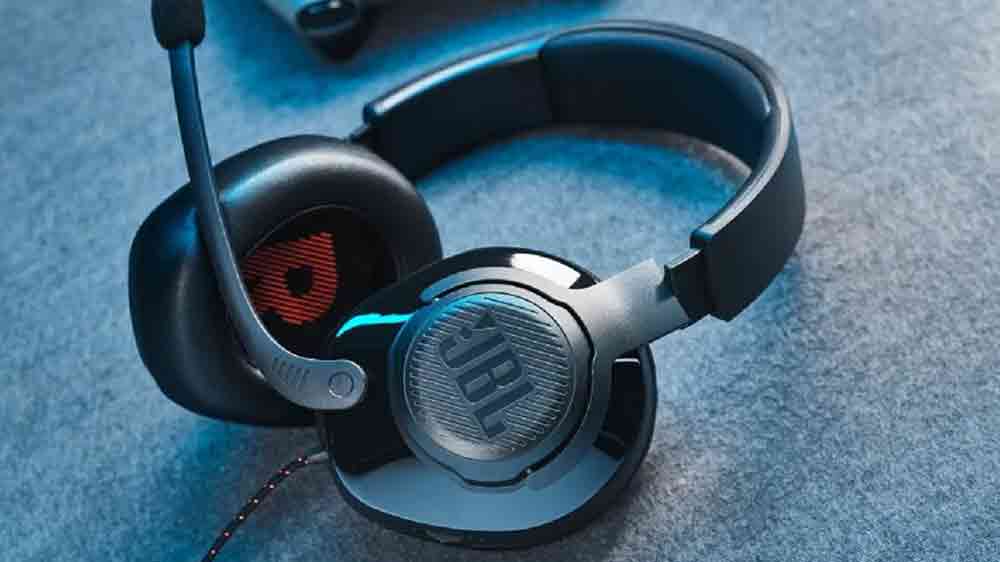 Herní sluchátka JBL Quantum 200 položená na stole_03