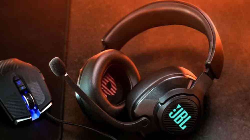Herní sluchátka JBL Quantum 400 položené na stole vedle myši_03