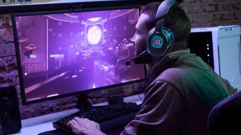 Muž hraje počítačovou hru s herními sluchátky JBL Quantum ONE_02