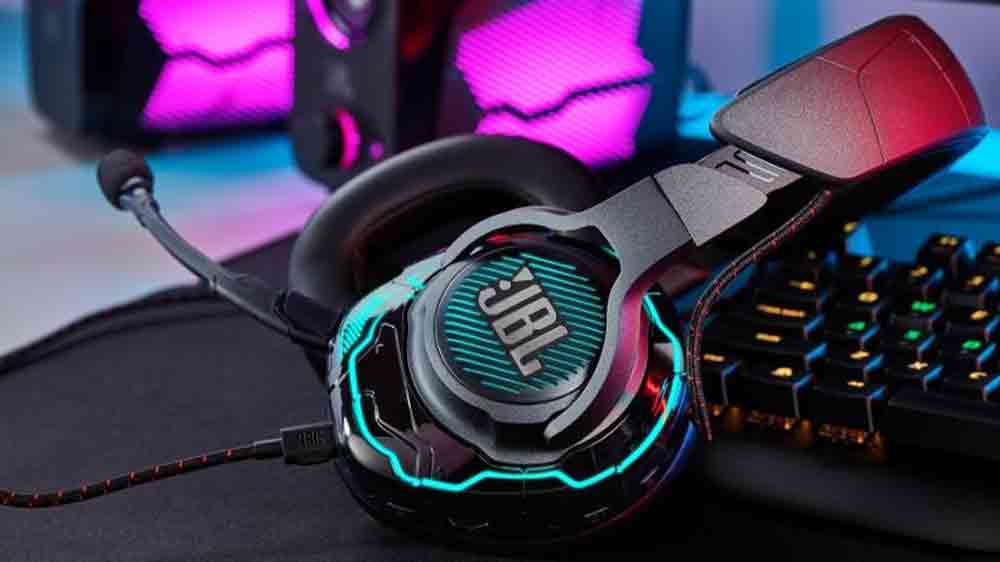 Herní sluchátka JBL Quantum ONE položené na herním stole_03