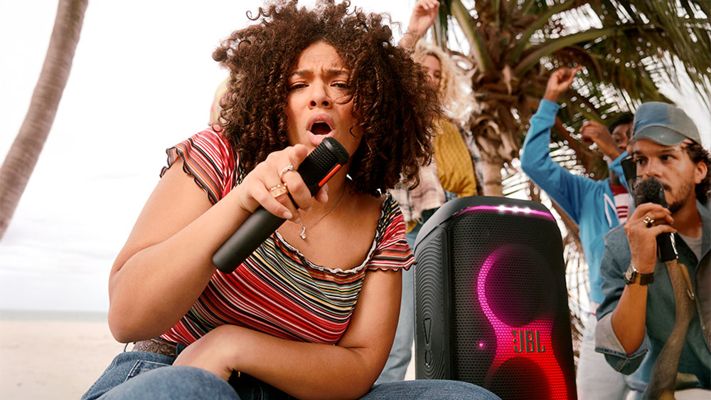 „Žena zpívající do mikrofonu JBL PartyBox Wireless Mic a reproduktor JBL_02“