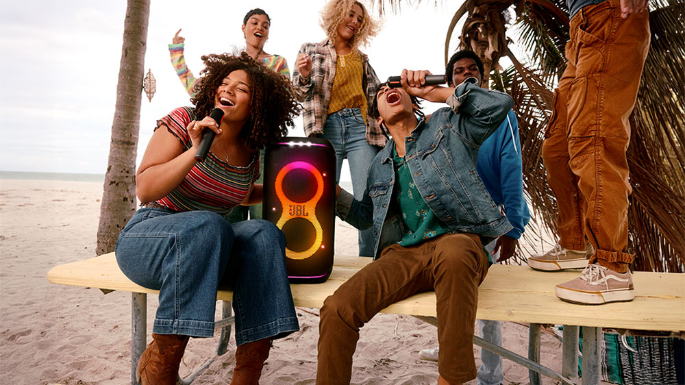 „Pár zpívající do mikrofonu JBL PartyBox Wireless Mic a reproduktor JBL _03“