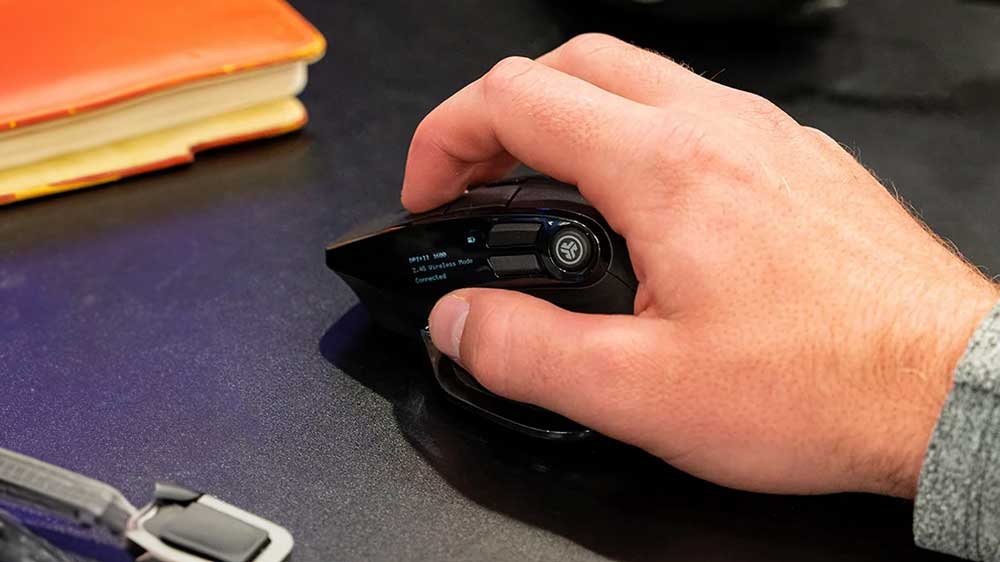 Bezdrátová myš JLAB Epic v ruce_02