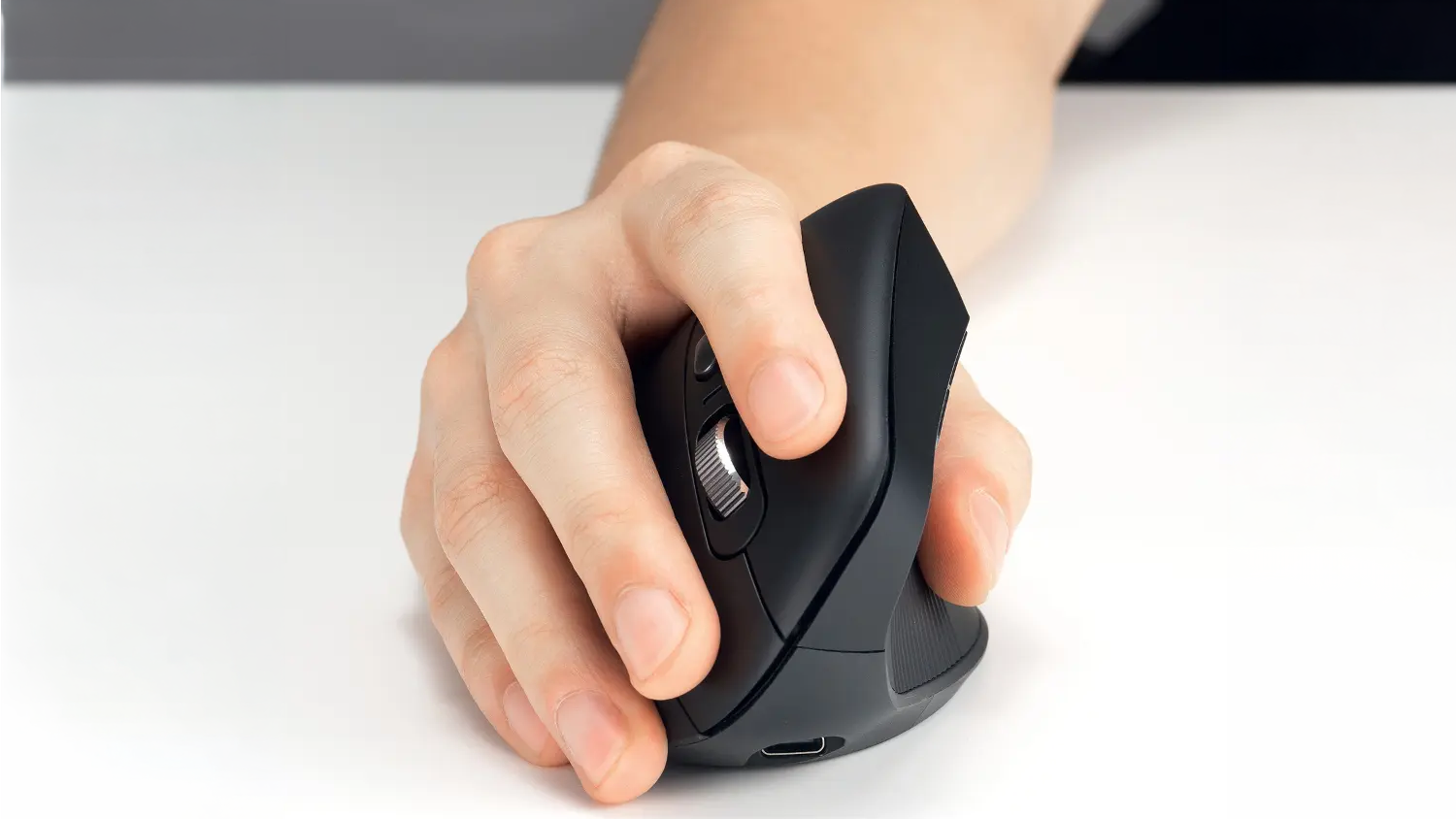 Ruka drží bezdrátovou myš Kensington EQ Pro Fit Ergo MY630