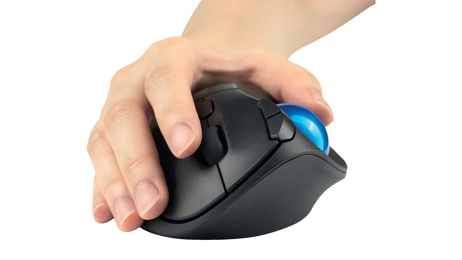Ruka drží bezdrátovou myš Kensington EQ Pro Fit Ergo TB450 Trackball