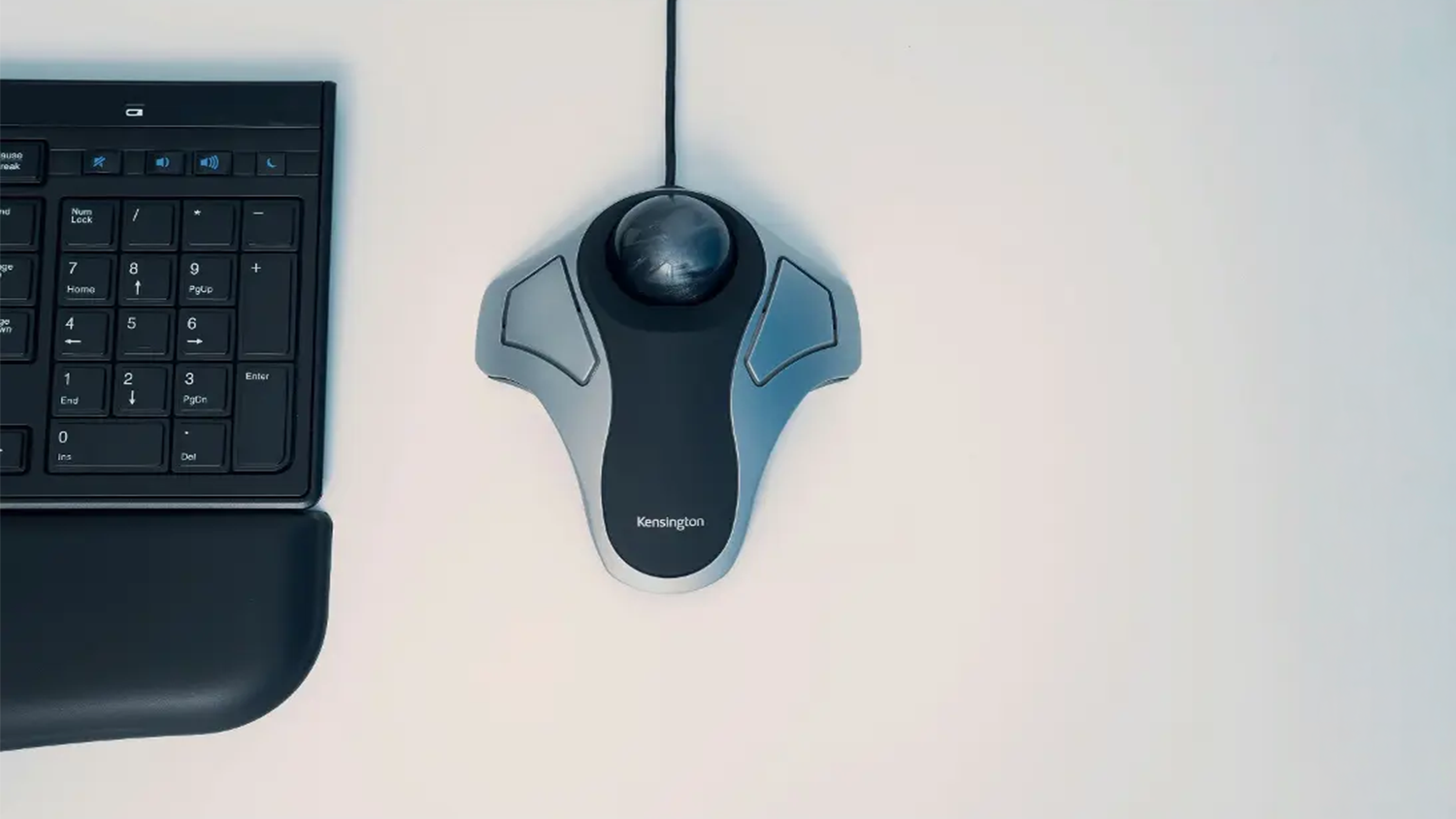 Optická trackballová myš Kensington Orbit na stole vedle klávesnice