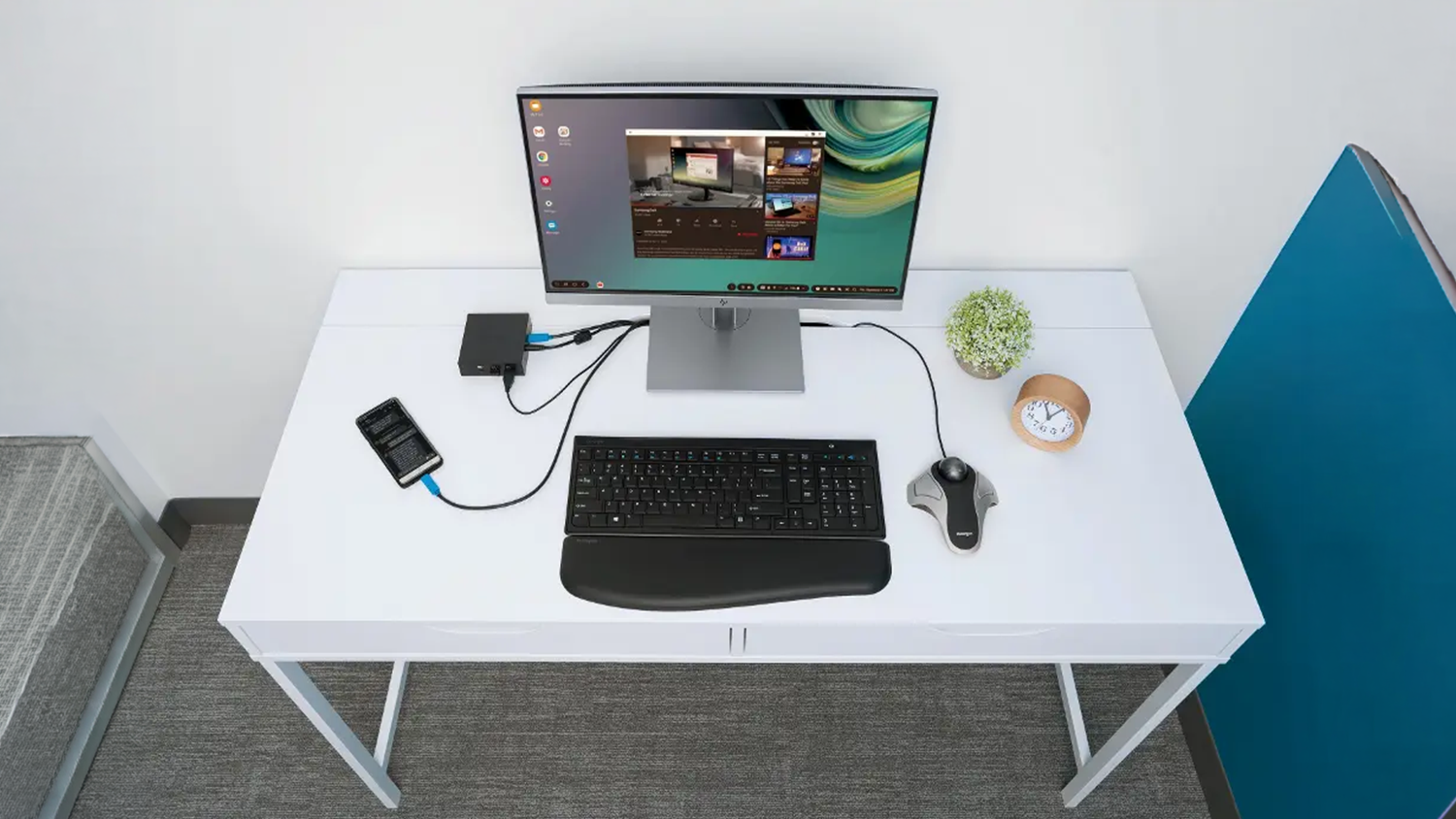 Optická trackballová myš Kensington Orbit na počítačovém stole