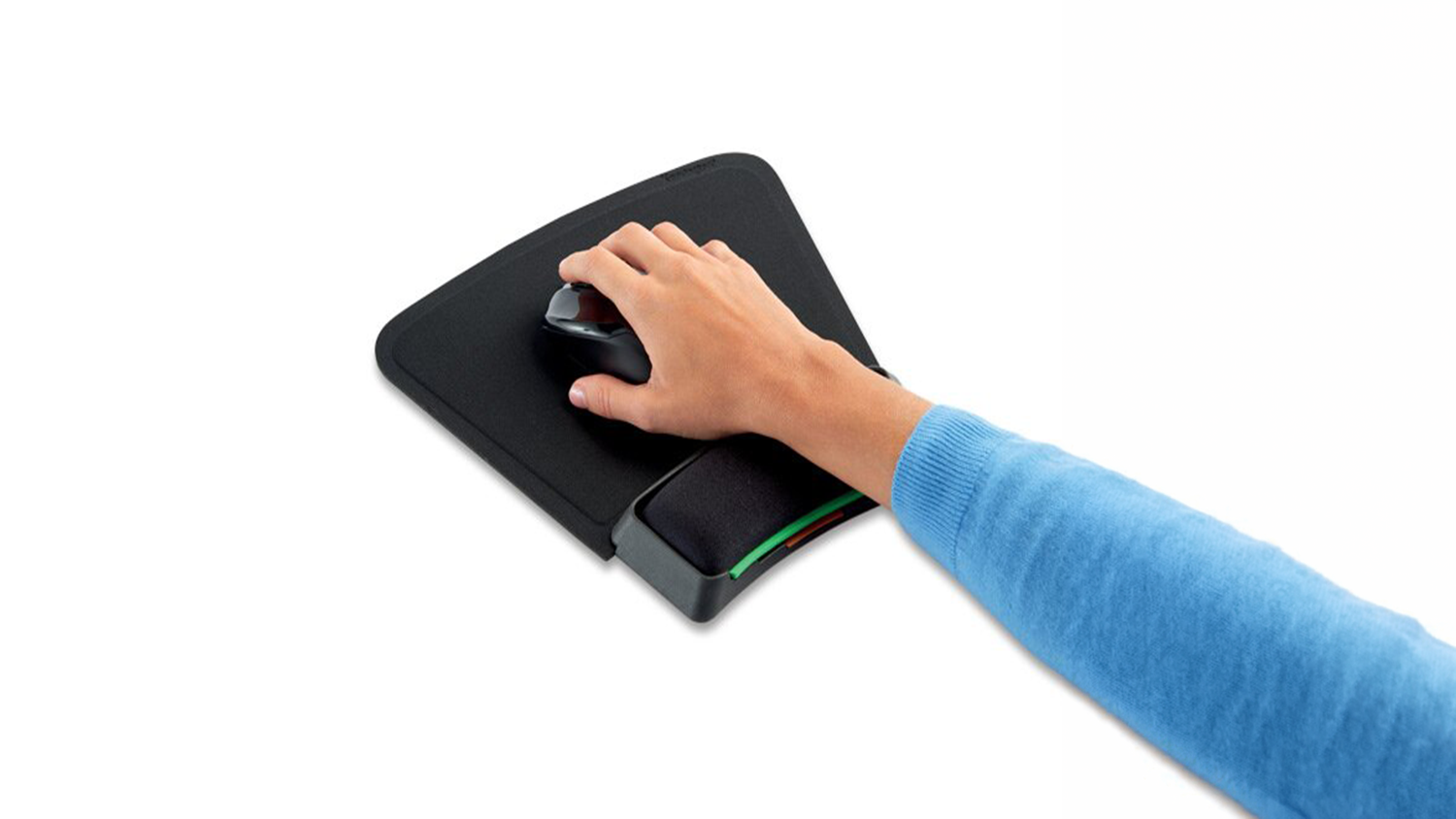 Ruka drž&iacute; my&scaron; na ergonomick&eacute; podložce pod my&scaron; Kensington SmartFit