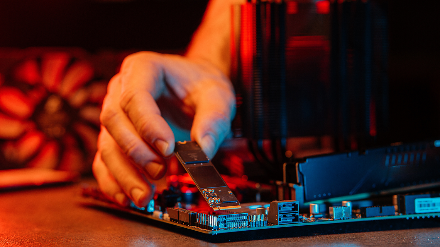 Muž instalující SSD disk