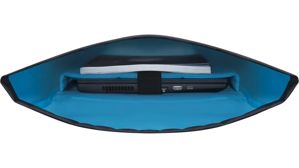 Otevřený batoh na notebook s věcmi uvnitř_02