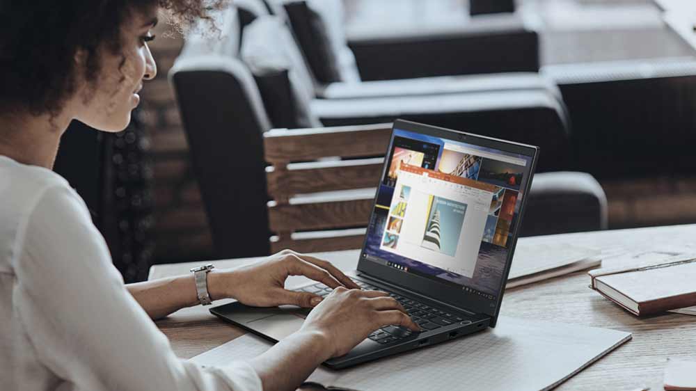 Žena píšící na Lenovo ThinkPad E14 Gen 5_02