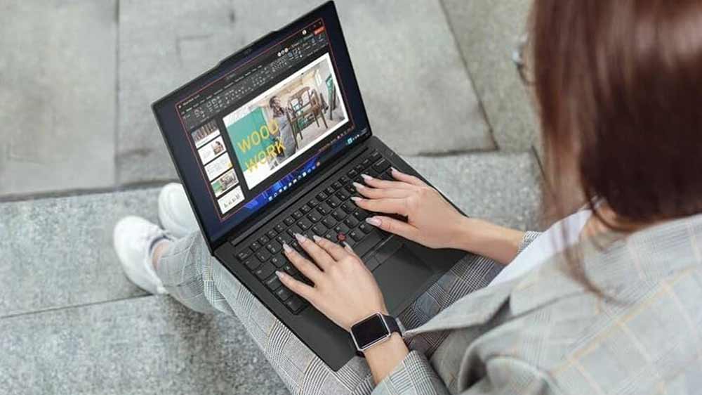Žena s rukama na klávesnici Lenovo ThinkPad E14 Gen 5_03