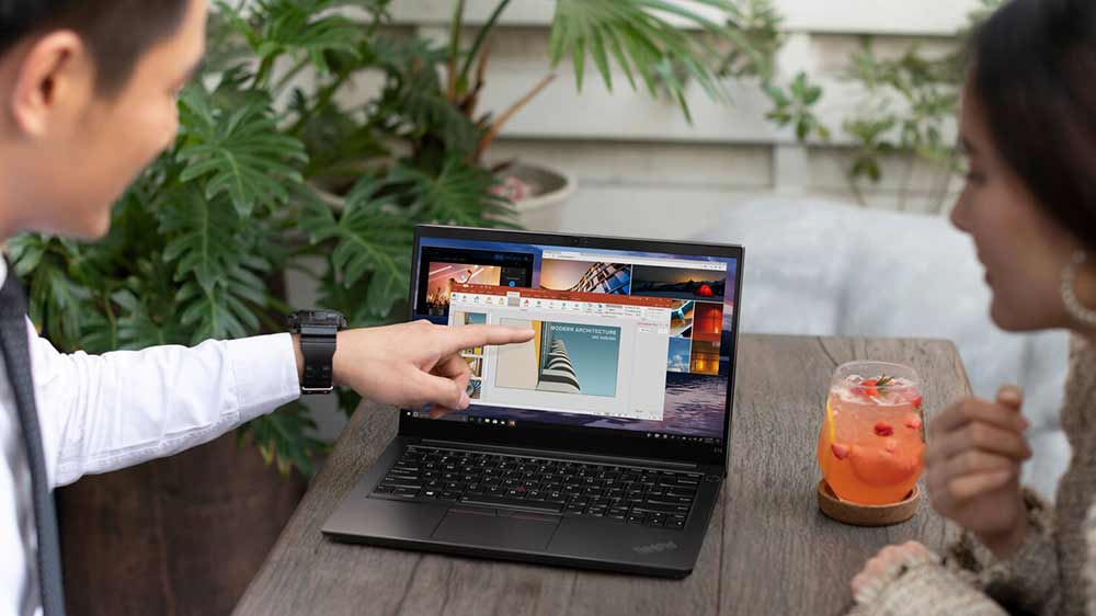 Žena a muž ukazující na monitor Lenovo ThinkPad E14 Gen 5_04
