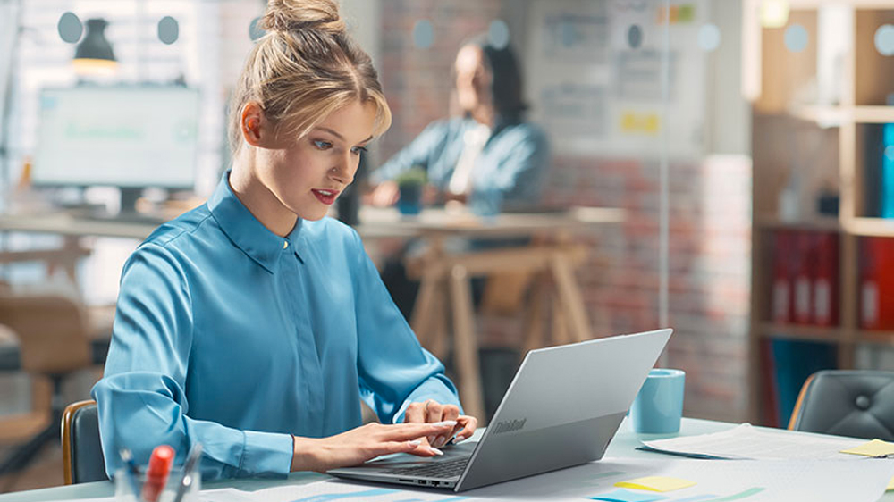 Žena sedící u notebooku Lenovo ThinkBook 14 G6 IRL_02