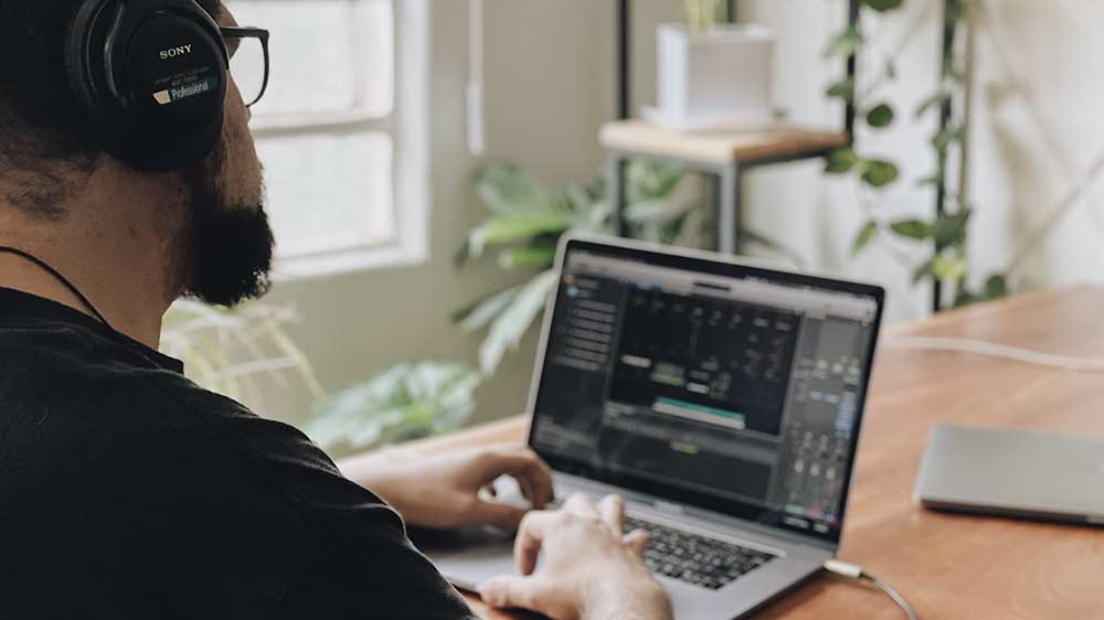 Muž pracující na Lenovo_05