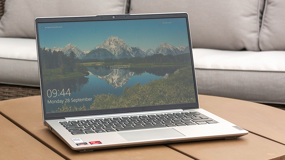 Pracovní stůl s notebookem Lenovo IdeaPad 5_2