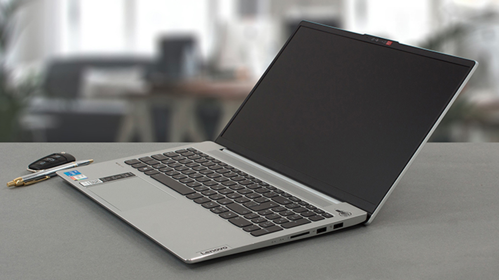 Pracovní stůl s notebookem Lenovo IdeaPad 5_3
