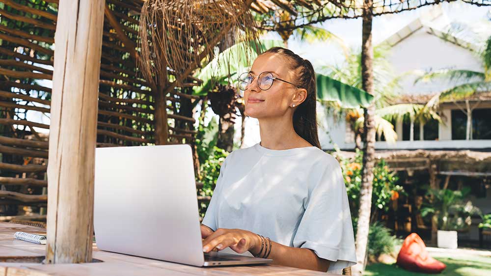 Žena na dovolené pracující na notebooku Lenovo_02