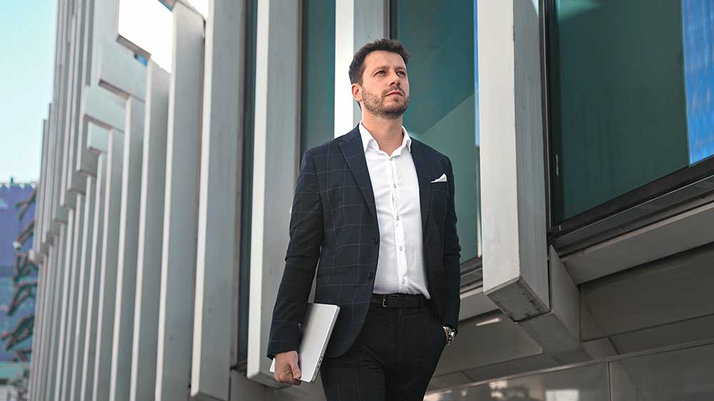 Elegantní muž jde do práce s notebookem Lenovo v ruce_02