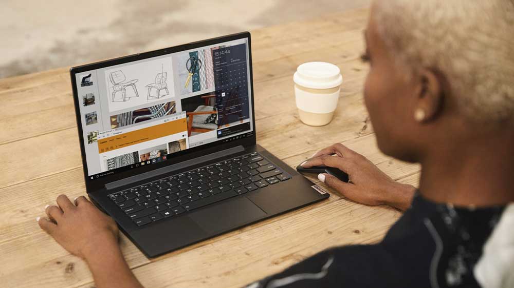 Žena s kávou a Lenovo Yoga Slim 7_02