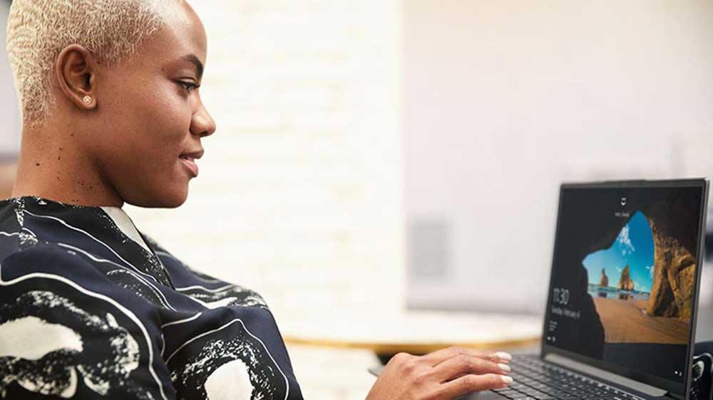 Žena pracující na Lenovo Yoga Slim 7_03