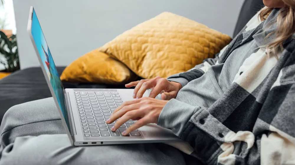 Osoba na pohovce s Lenovo Yoga Slim 7_04