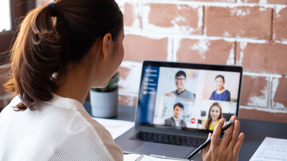 Žena během videokonference na notebooku Lenovo ThinkPad T14s G4 Ryzen 5 Pro 7540U_05