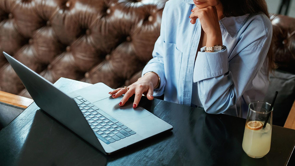 Žena u stolu s Lenovo ThinkPad T14S G6_5