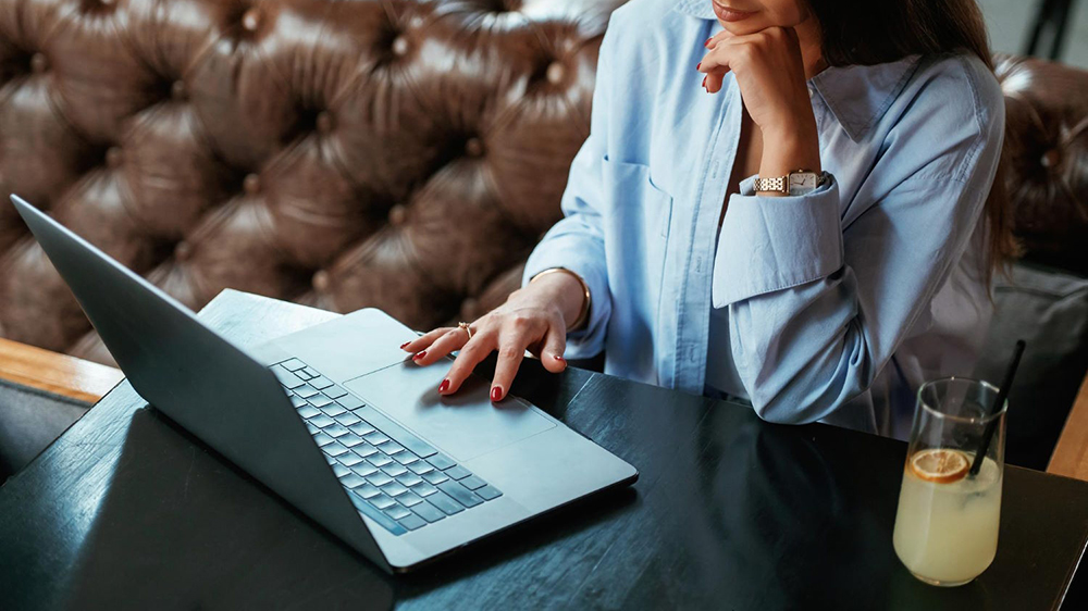 Žena u stolu s Lenovo ThinkPad T14S G6_5