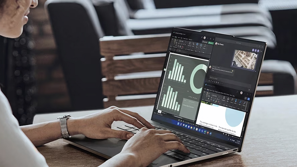 Žena pracující na Lenovo ThinkPad Z13 Gen 2_3