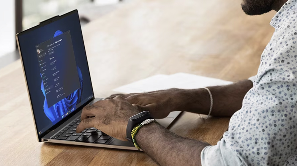 Muž na Lenovo ThinkPad Z13 Gen 2_5