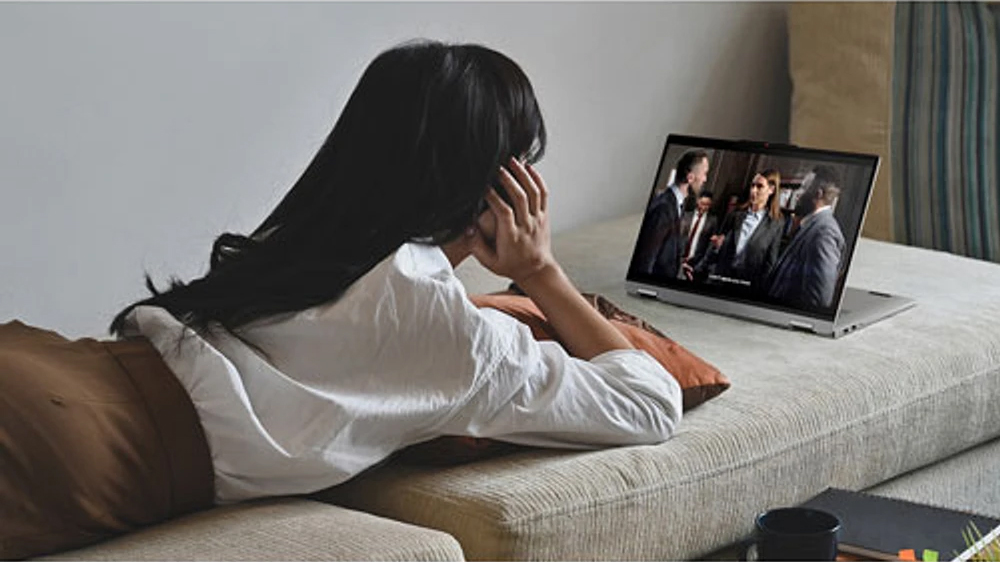 Žena sledující film na Lenovo IdeaPad 5 2-in-1_3