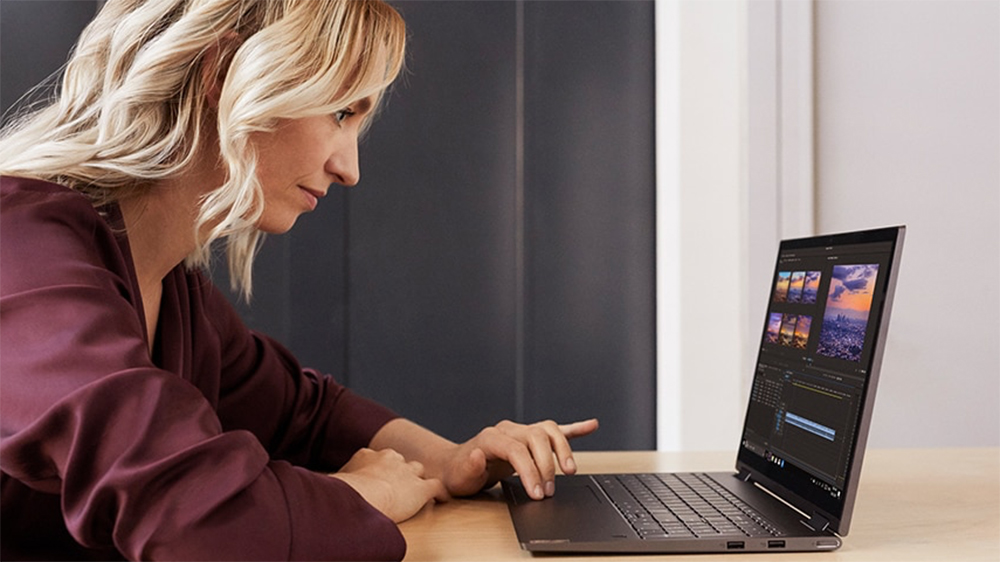 Žena pracující na Lenovo IdeaPad 5 2-in-1_4