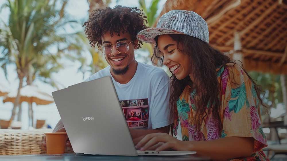 Lidé na pláži s Lenovo Yoga Slim 7_04