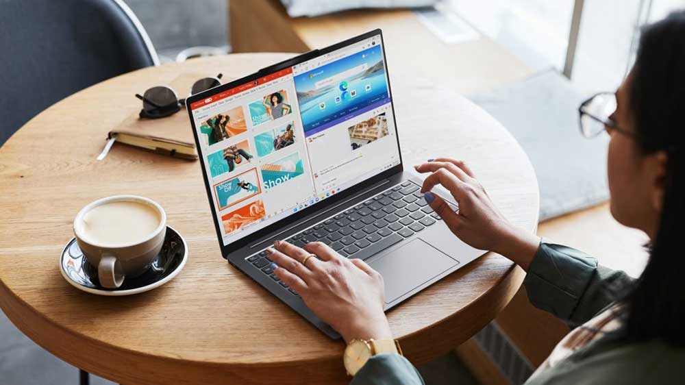 Žena s Lenovo Yoga Slim 7_05