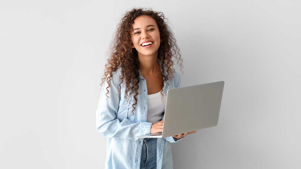 Usměvavá žena s notebookem_04