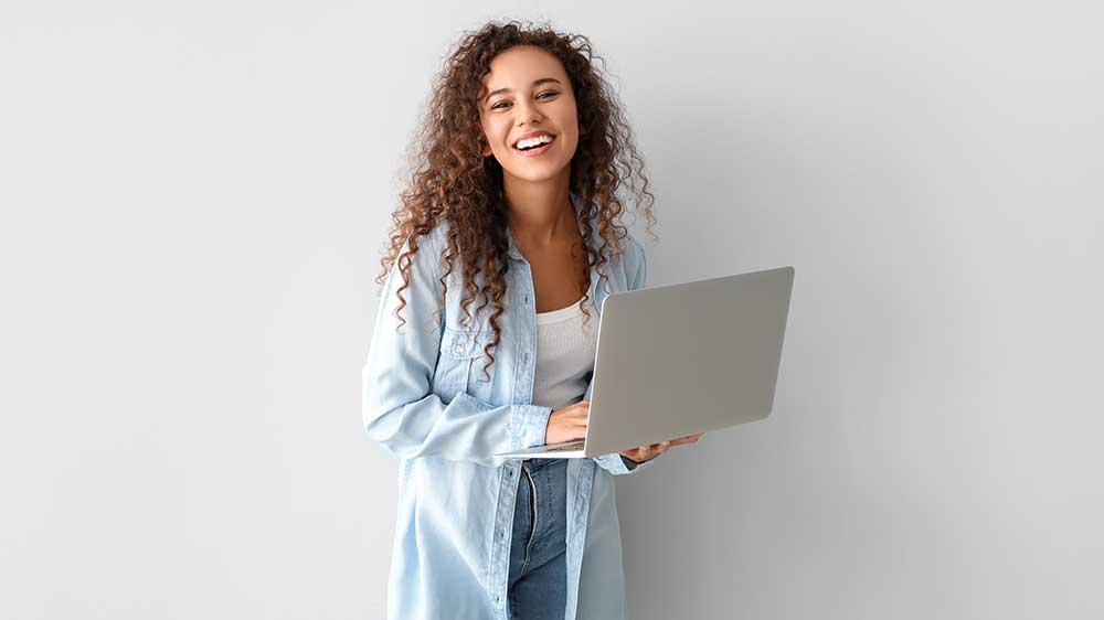 Usměvavá žena s notebookem_04